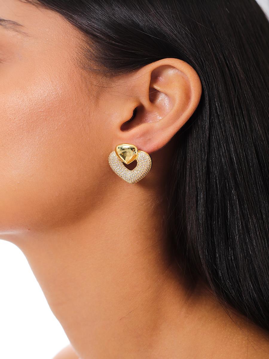 Brinco Coração Cravejado com Detalhe Liso - Imagem 2