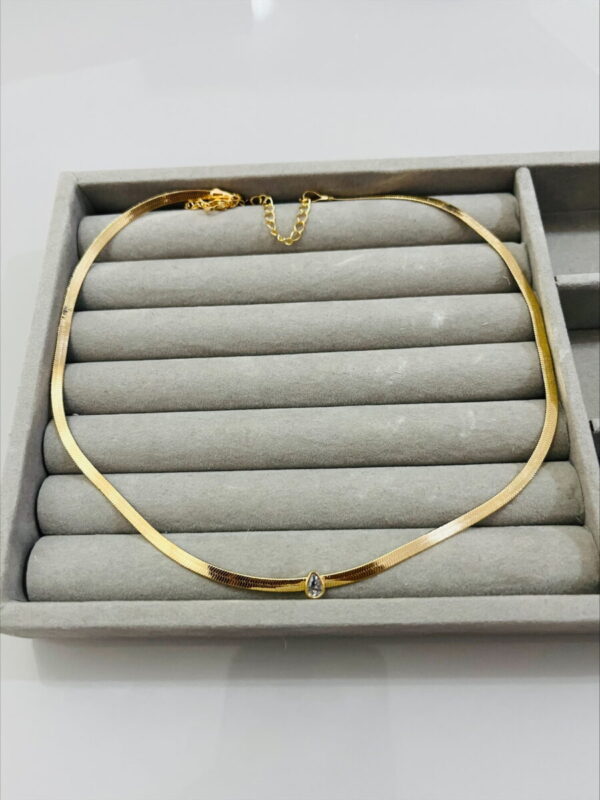 CHOKER LAMINADA COM CRISTAL DE GOTA BANHADO A OURO - Imagem 3