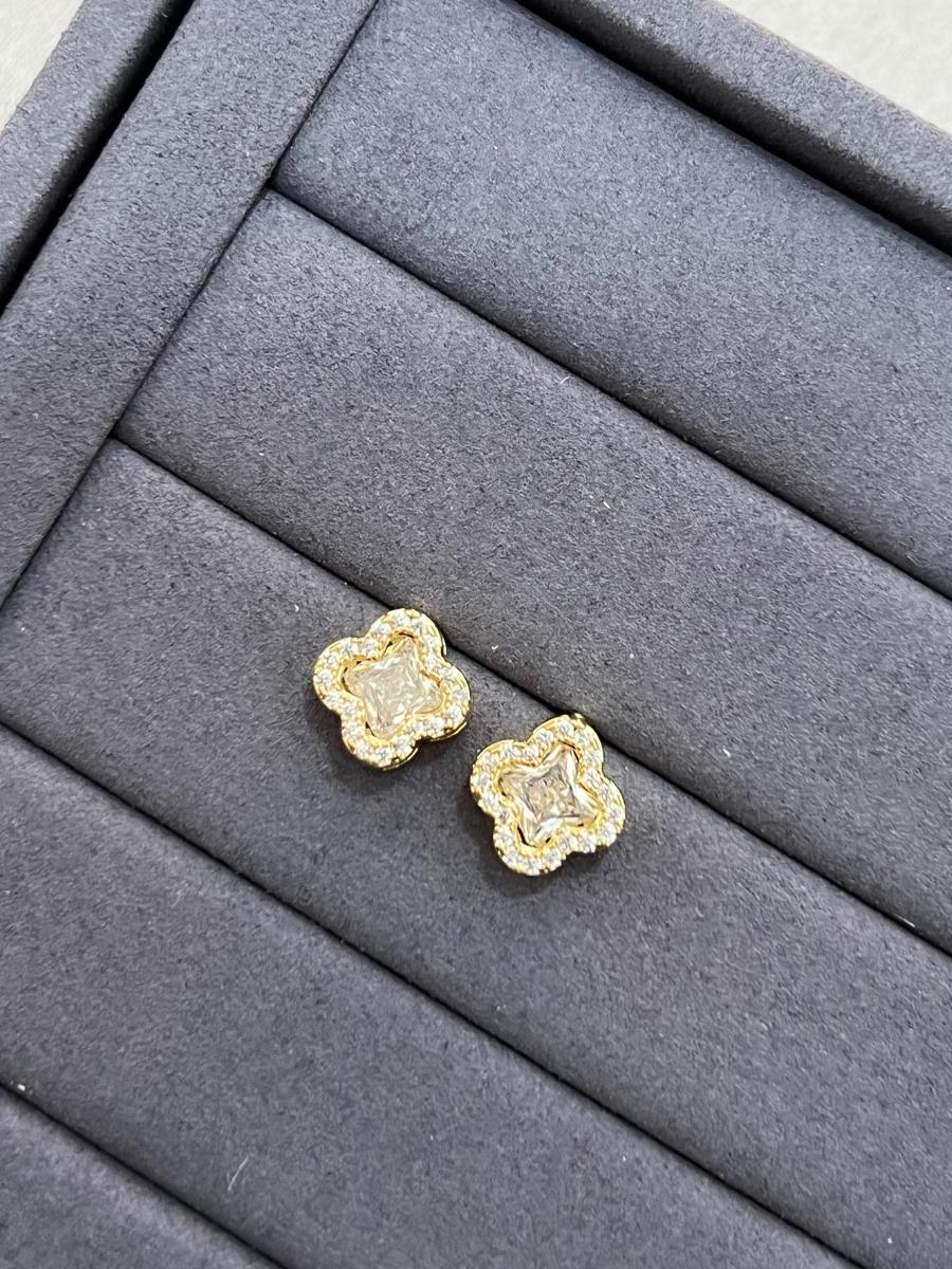 Brinco Trevo Cravejado Incolor | Banhado a Ouro