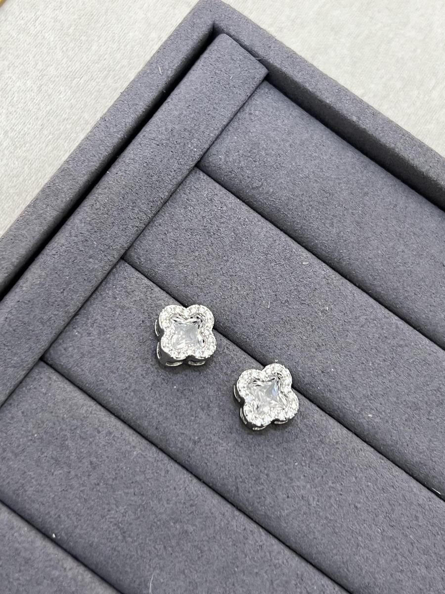 Brinco Trevo Cravejado Incolor | Banhado no Ródio Branco