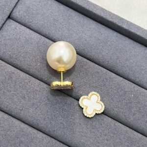 Brinco Trevo Cravejado Incolor com Pérola | Banhado a Ouro