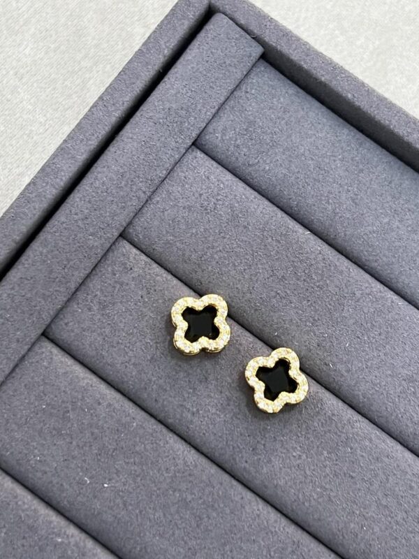Brinco Trevo Cravejado Preto | Banhado a Ouro