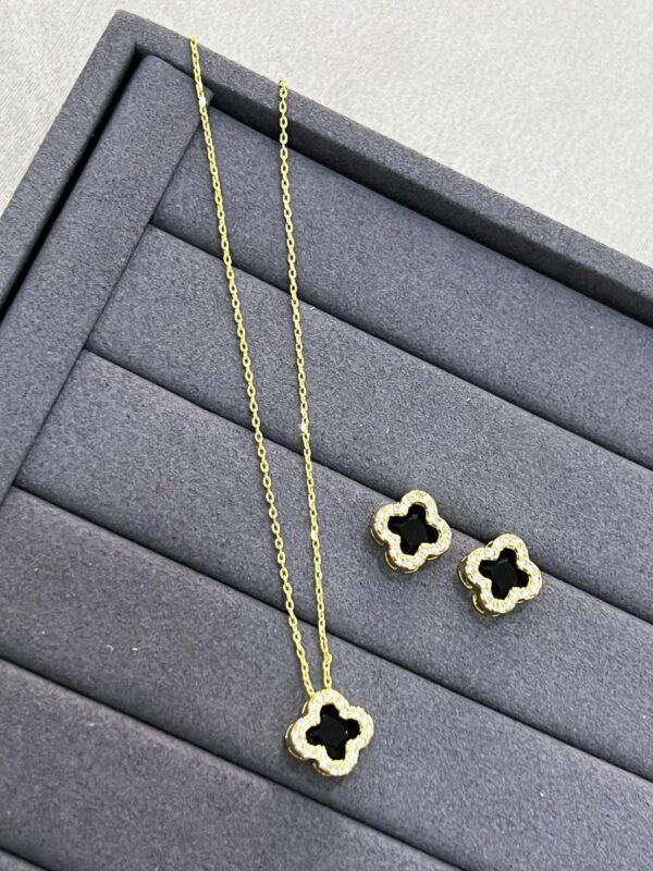 Colar Trevo Cravejado Preto | Banhado a Ouro