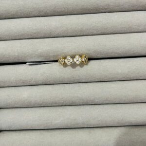 Anel Trevo Cravejado | Banhado a Ouro