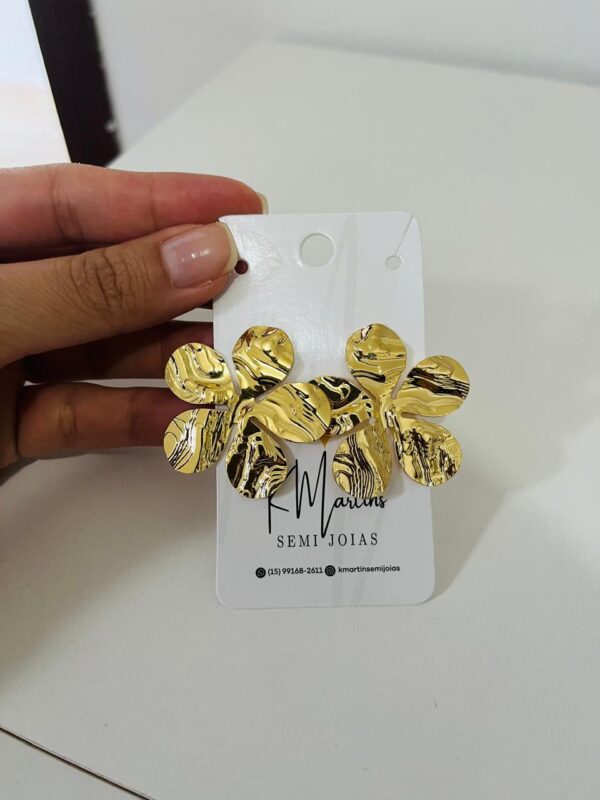 Brinco de flor banhado a ouro