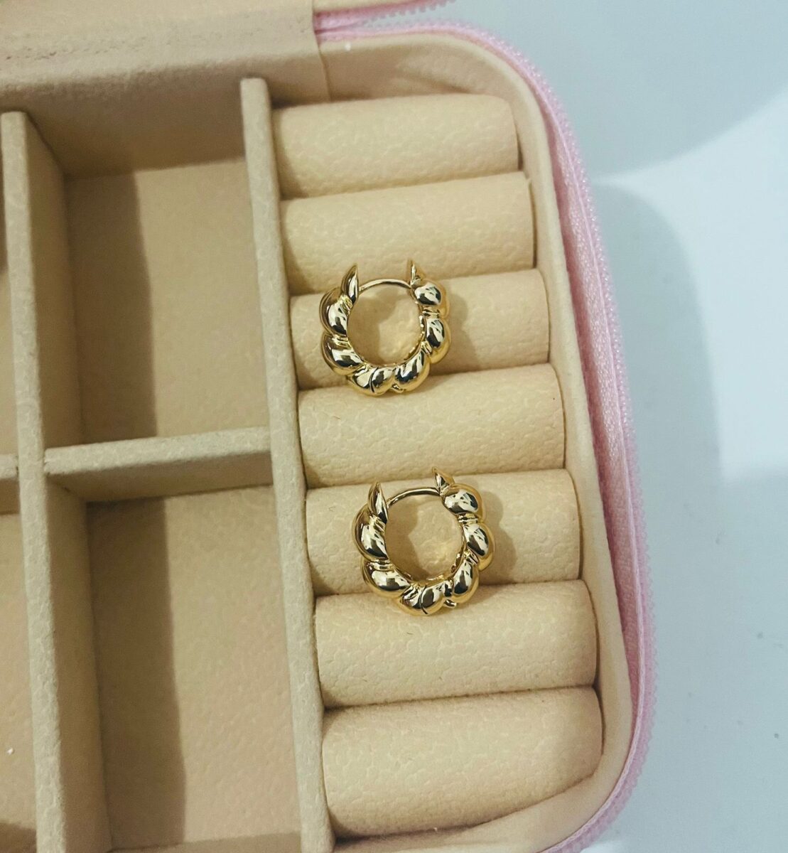 ARGOLA TEXTURIZADA BANHADA A OURO Tam G