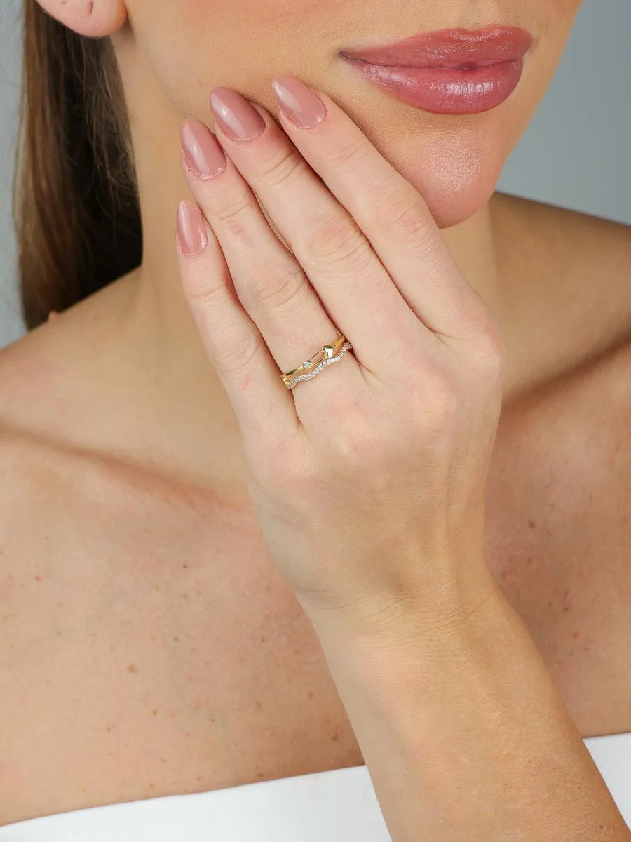 Anel Onda Cravejada com Coração | Banhado a Ouro TAM 19