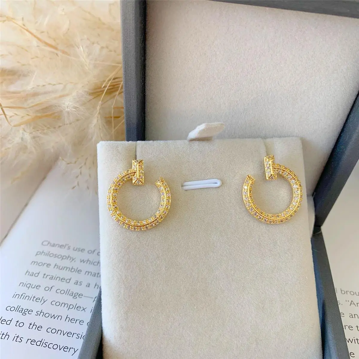 BRINCO ZIRCÔNIA TRAÇO INSPIRED II - OURO CRISTAL