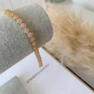 PULSEIRA MINI FLOR CRAVEJADA INSPIRED II - OURO CRISTAL