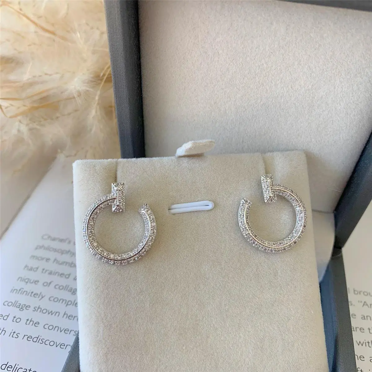 BRINCO ZIRCÔNIA TRAÇO INSPIRED II - RÓDIO BRANCO CRISTAL