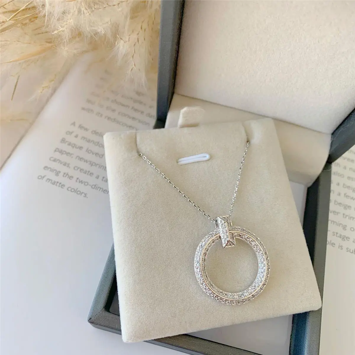 COLAR REDONDO TRAÇO INSPIRED II - RÓDIO BRANCO CRISTAL