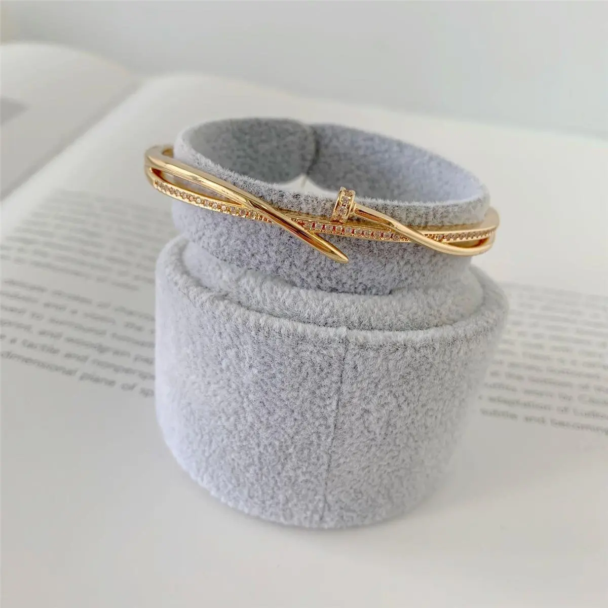 BRACELETE NAIL CRAVEJADO INSPIRED II - OURO CRISTAL